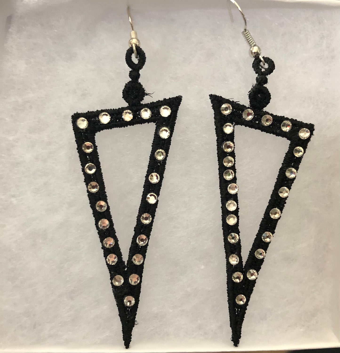 Embroidered earrings with jewels