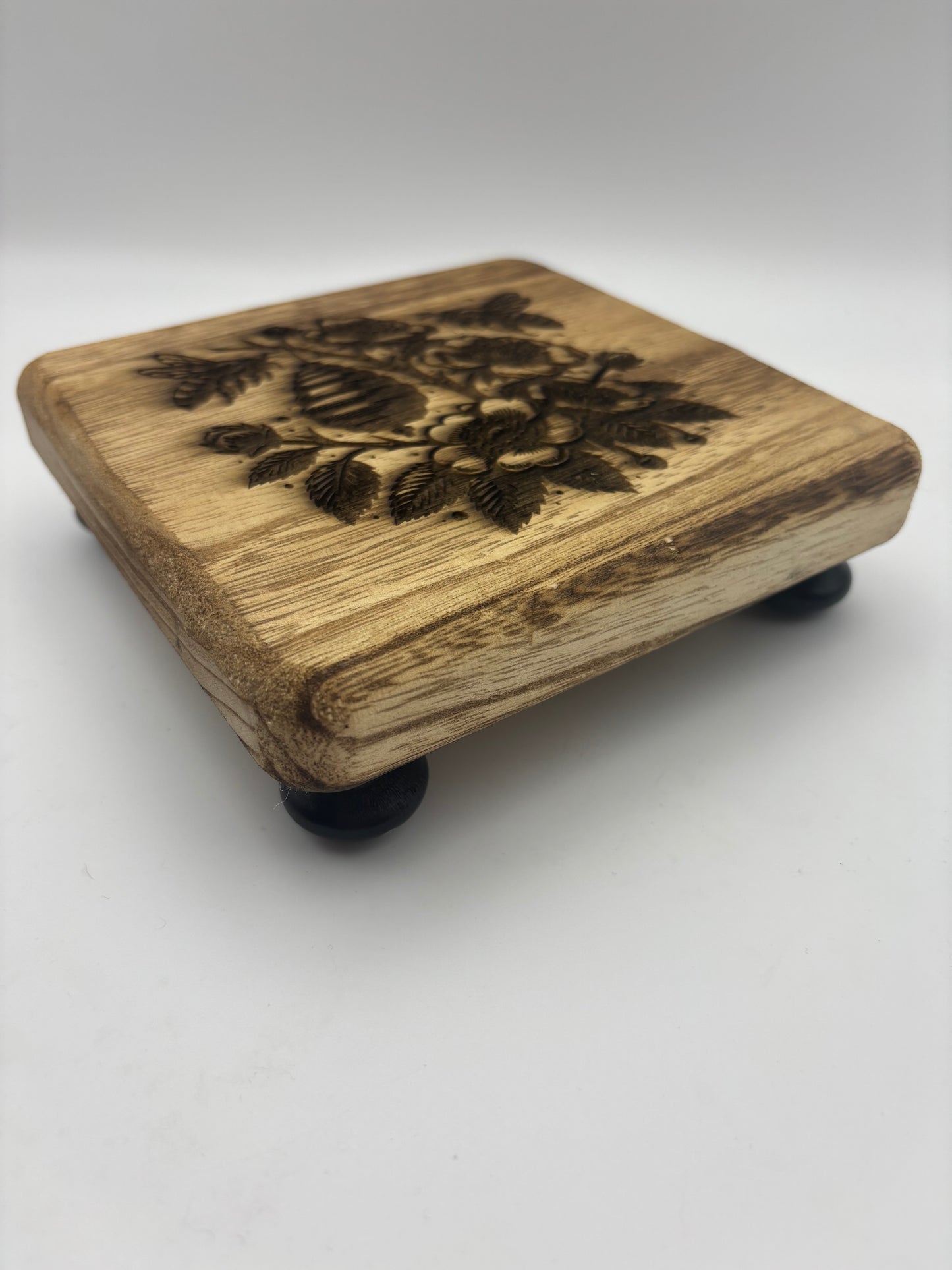 Decorative plant stand or hot plate￼