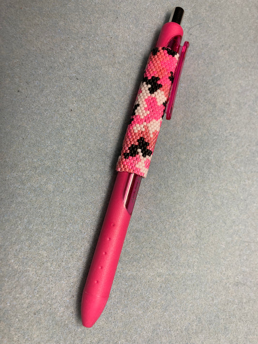 Camo beaded pen sleeve in pink tones